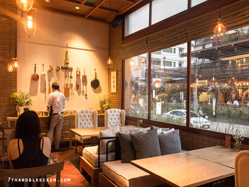 Warm Wood Café